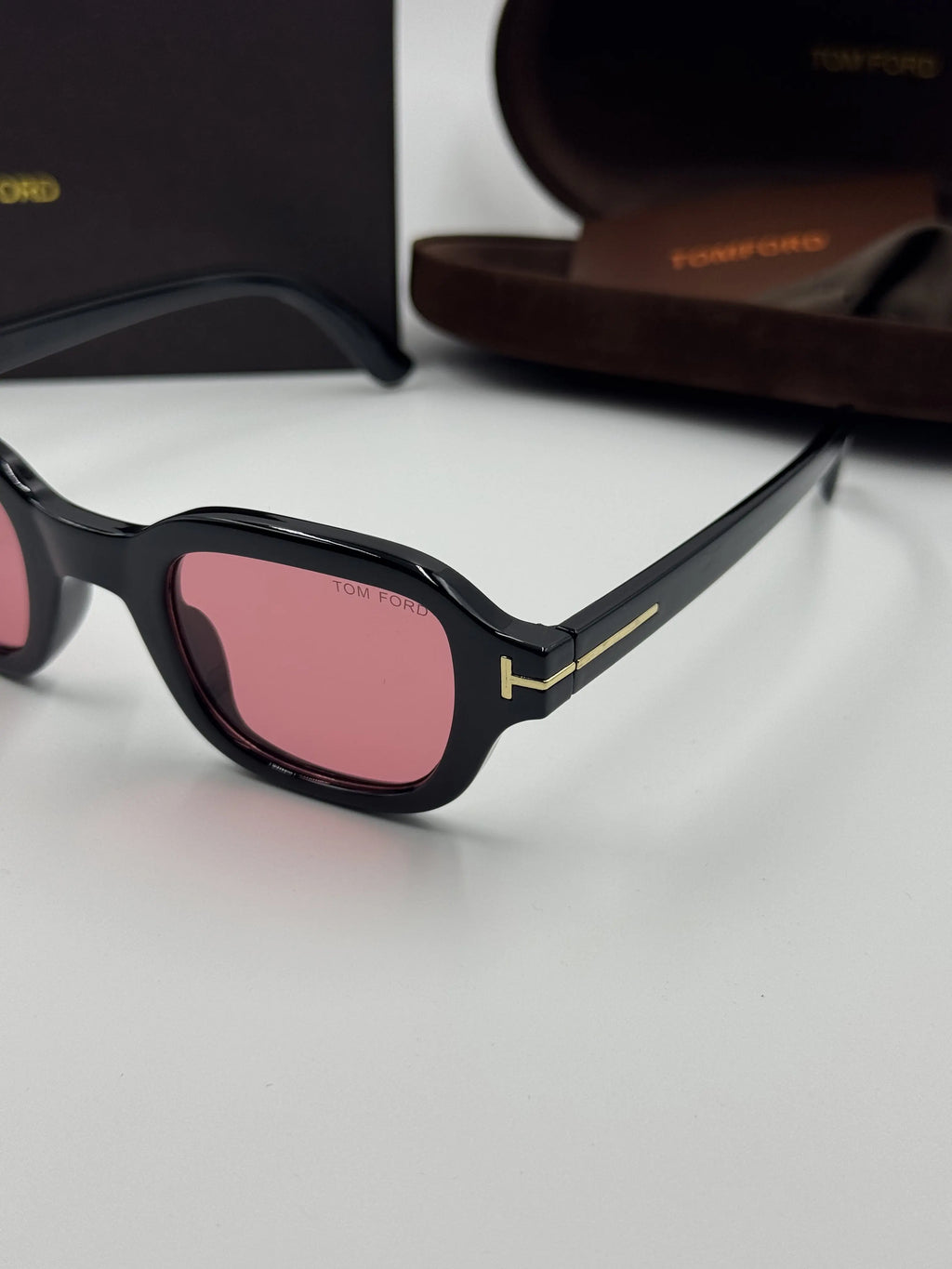 Tomford_350_Black_Red