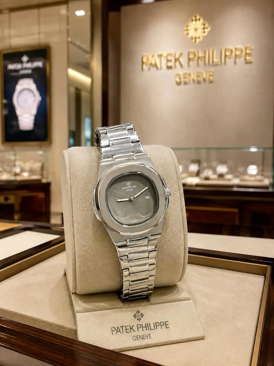 PATEK PHILIPPE  Nautilus