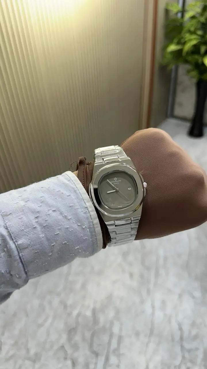 PATEK PHILIPPE  Nautilus