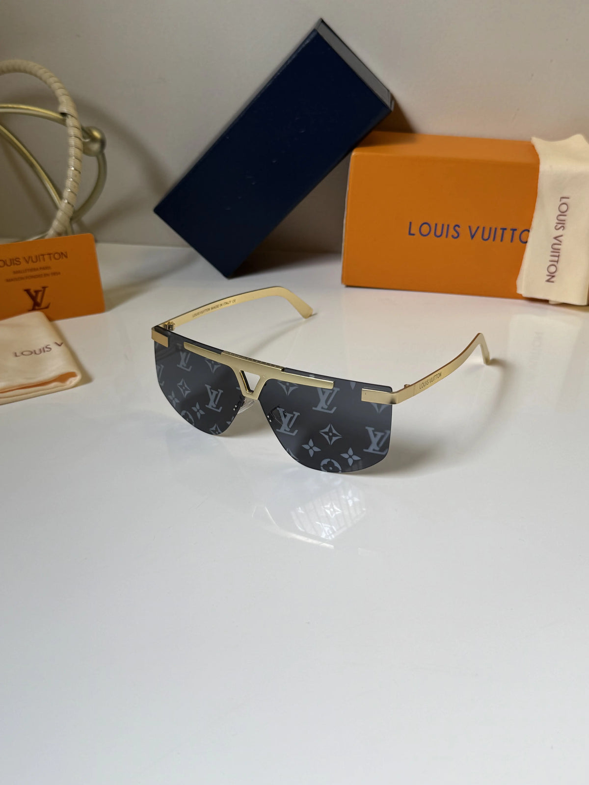 Louis_Vuitton_88023_Gold_Black