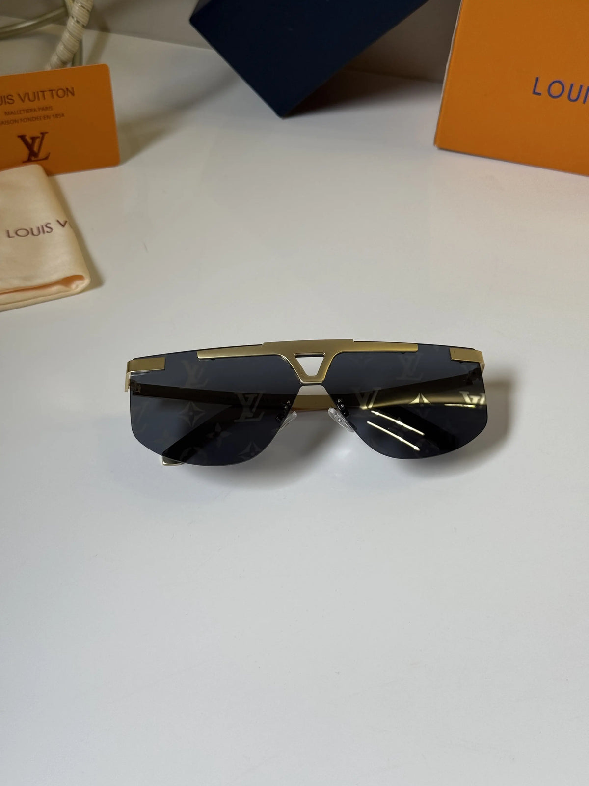 Louis_Vuitton_88023_Gold_Black