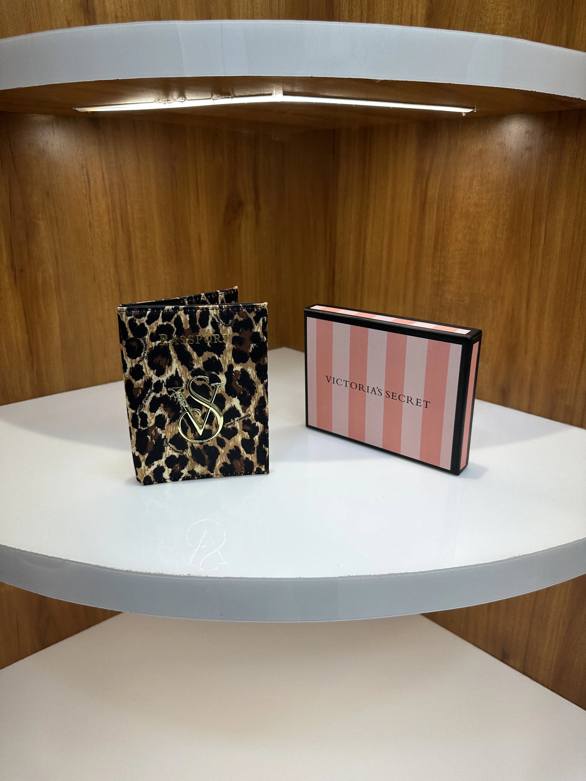 Victoria s Secret Women Passport Cover vs730