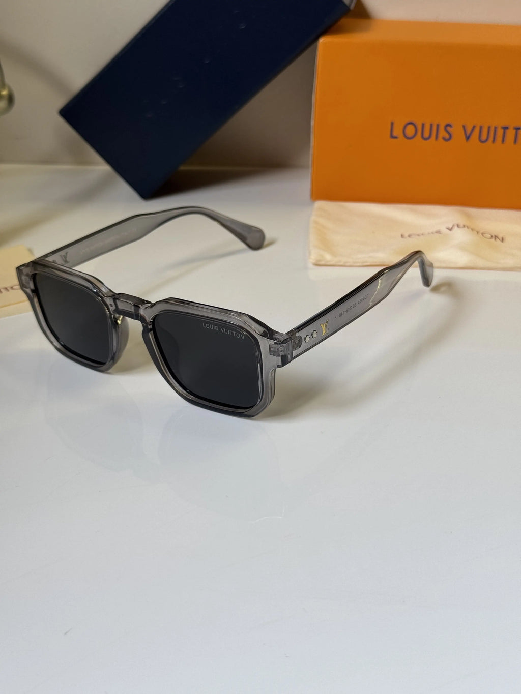 Louis_Vuitton_4954_Grey