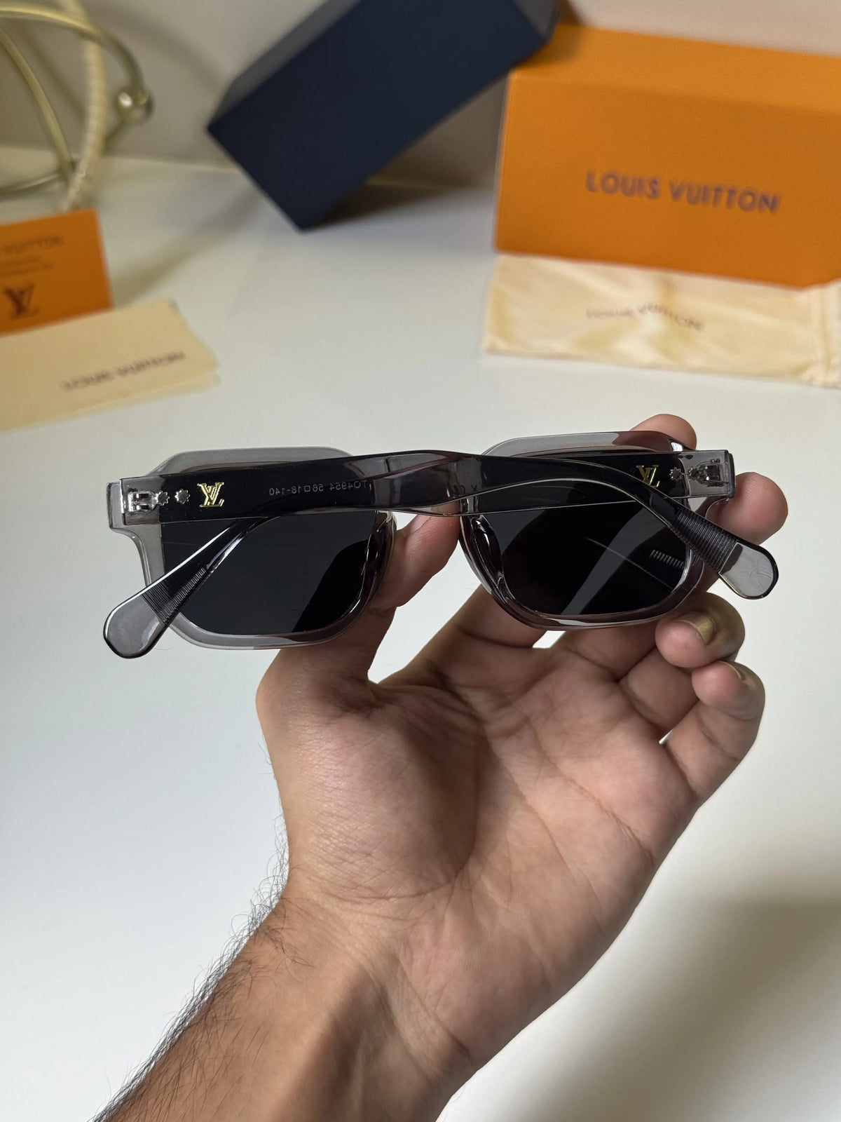 Louis_Vuitton_4954_Grey